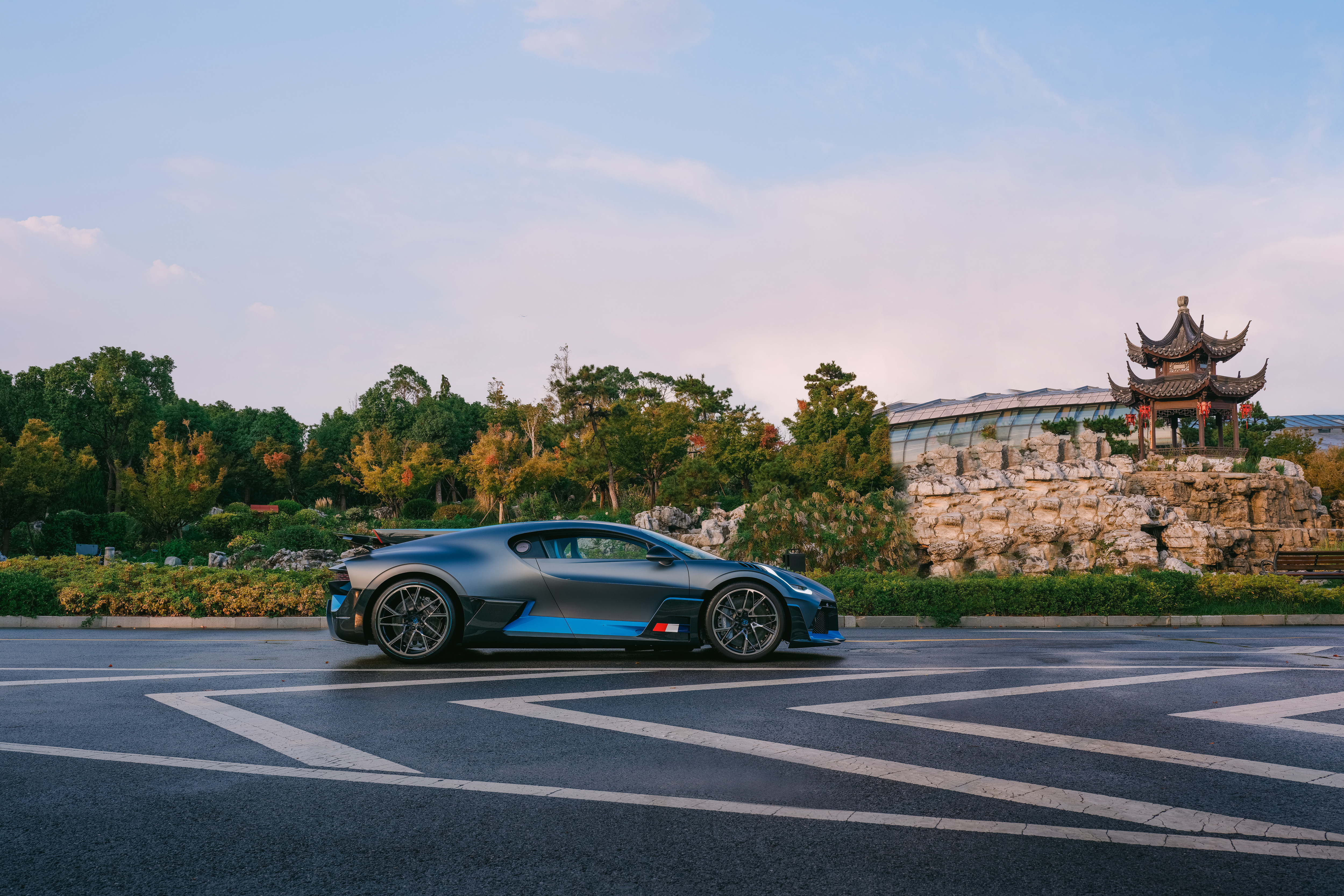 Bugatti Divo In Asian Park - 4K Background Bugatti Divo In Asian Park - Automotive Photography 4K Wallpaper (4998x3333)
