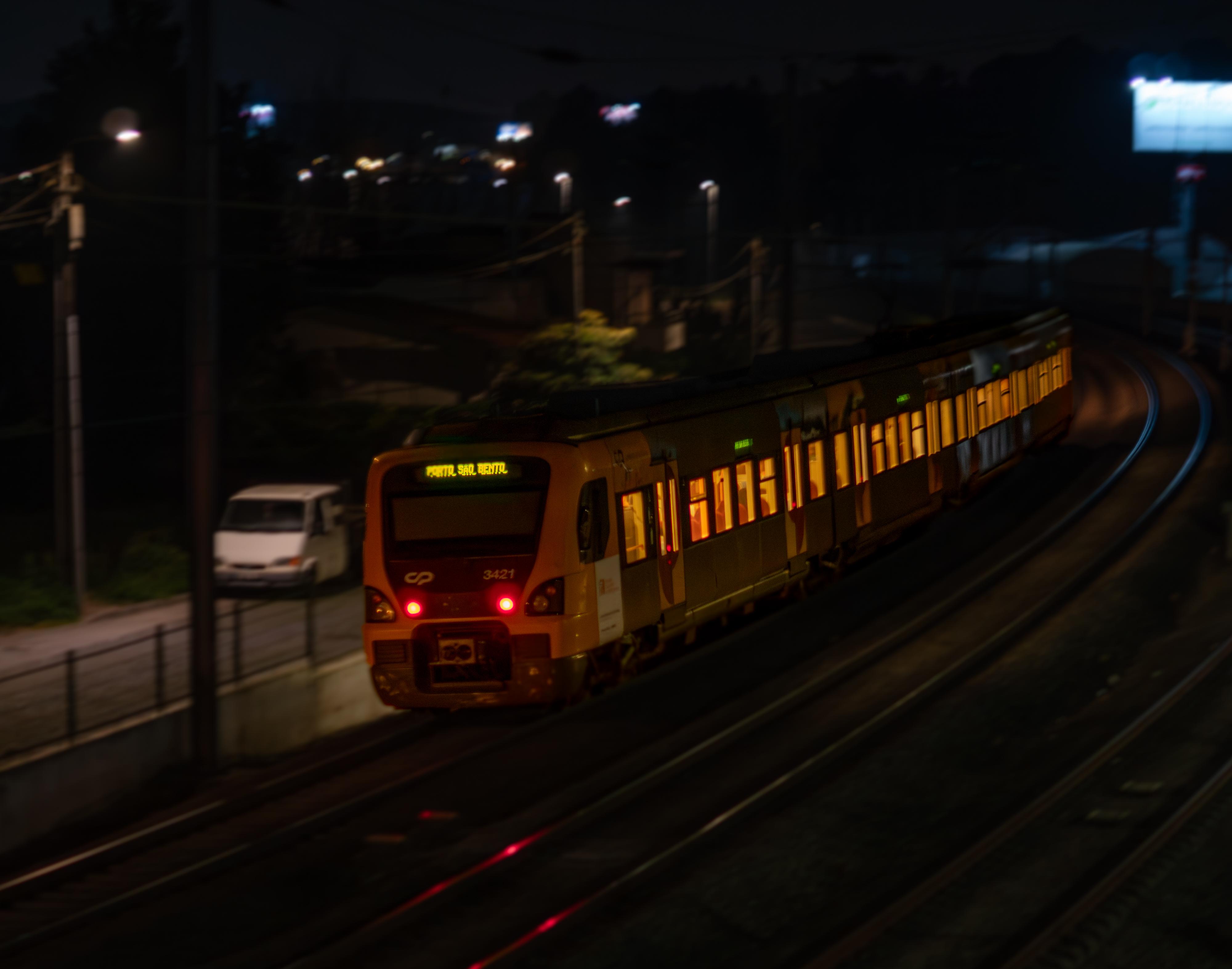 CP Commuter Train At Night - 4K Background CP Commuter Train At Night - Night Photography 4K Wallpaper (4000x3146)