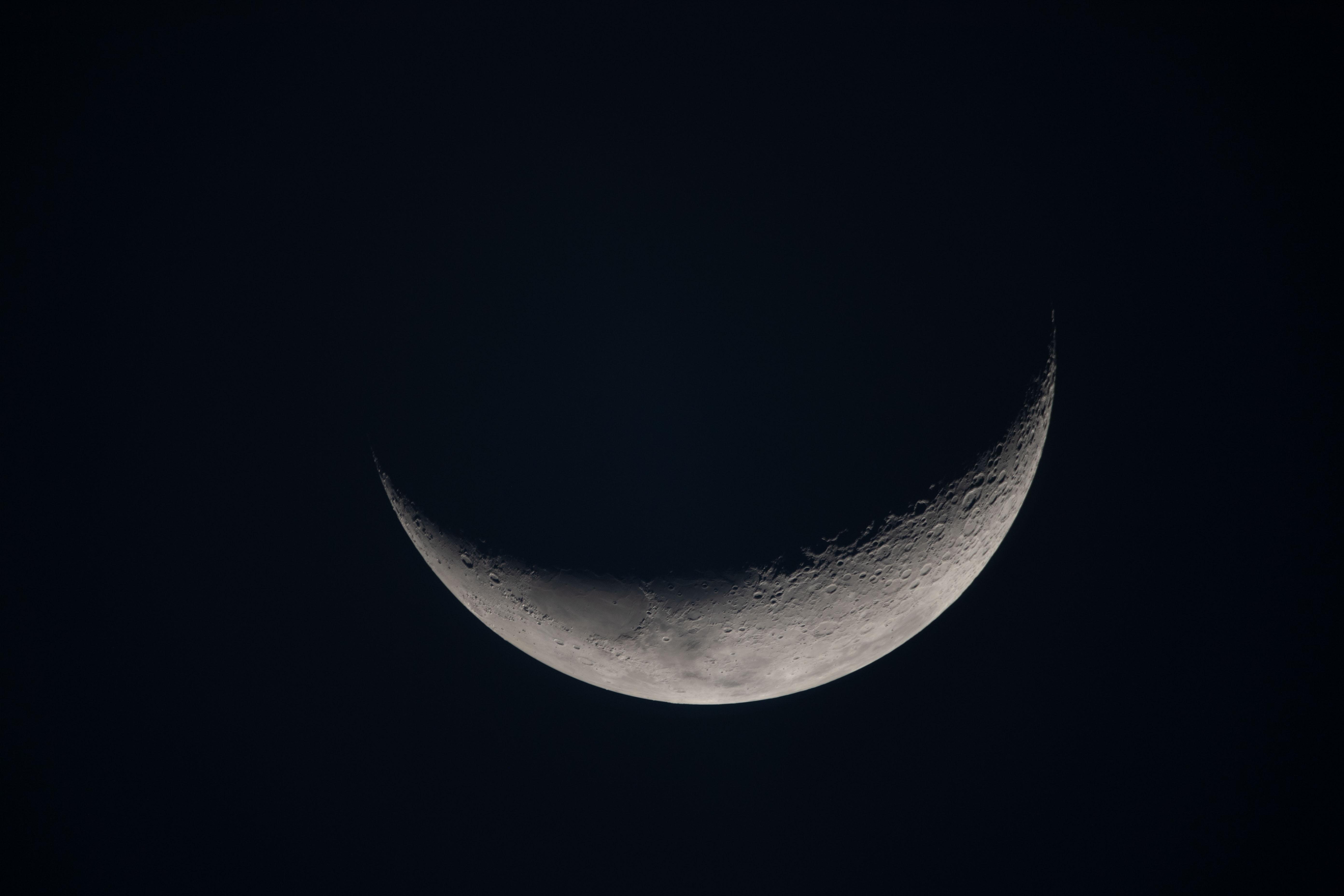 Glowing Crescent Moon - 5K Background Glowing Crescent Moon - Astrophotography 5K Wallpaper (5568x3712)