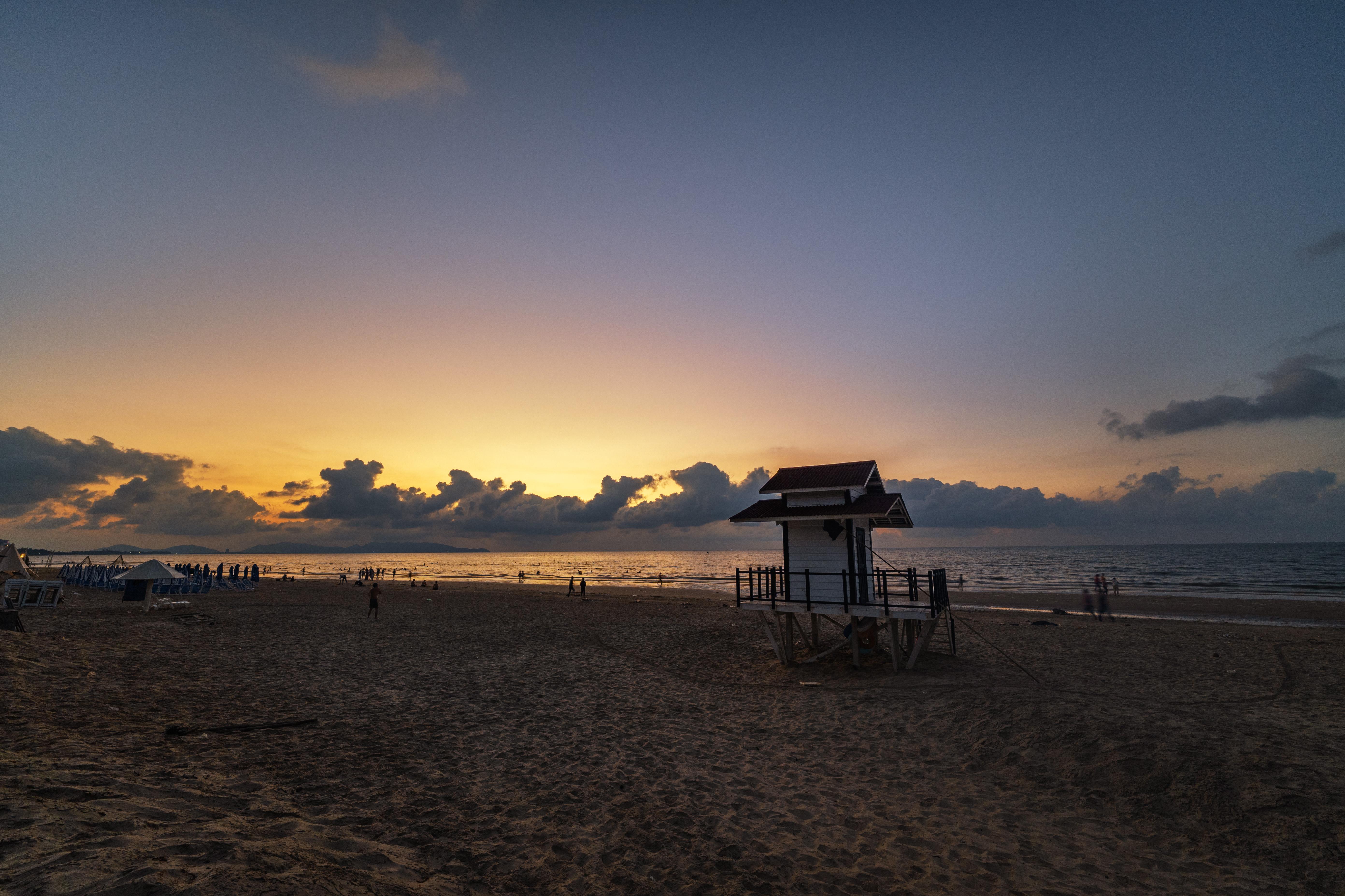 Lifeguard Hut on Sunset Beach - 5K Background Lifeguard Hut on Sunset Beach - Landscape Photography 5K Wallpaper (5568x3712)
