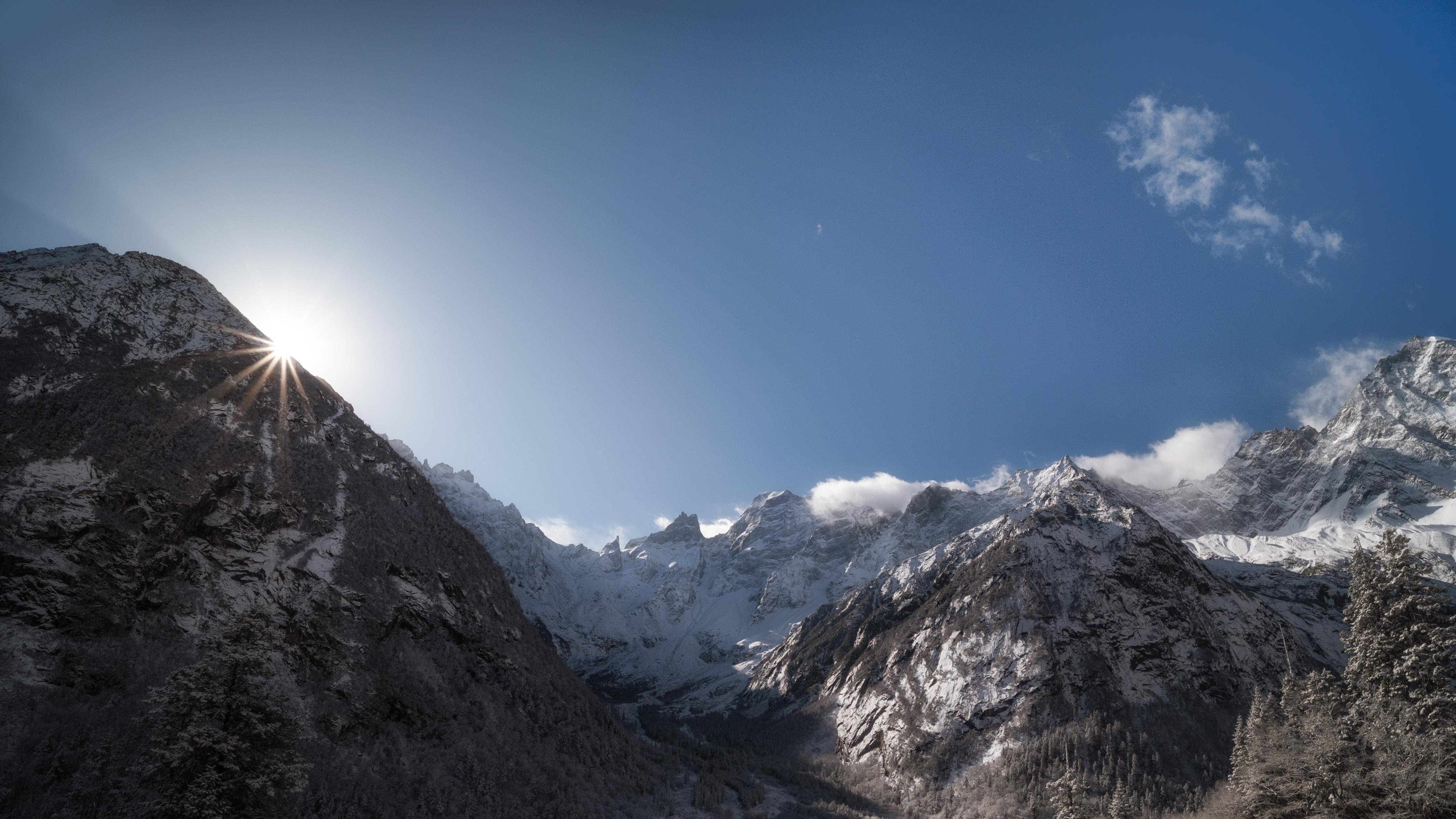 Sunburst Over Snowy Mountain Peaks - 4K Background Sunburst Over Snowy Mountain Peaks - Landscape Photography 4K Wallpaper (4263x2398)
